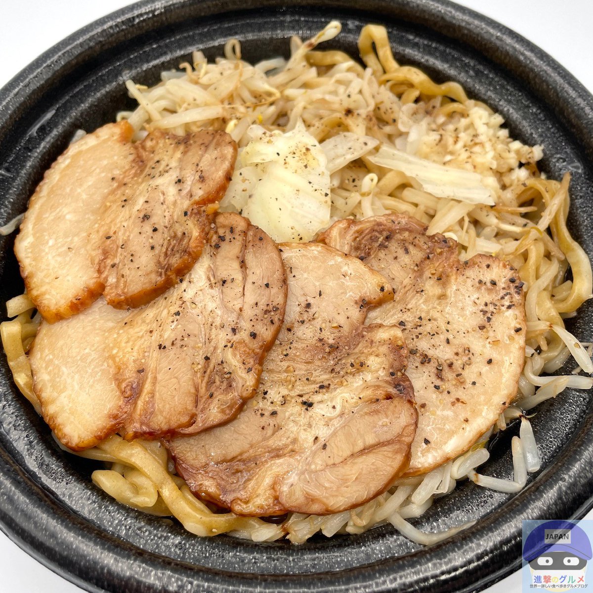 盛りすぎ！満腹濃厚豚ラーメン（697円）」 2025年2月3日発売、ローソン