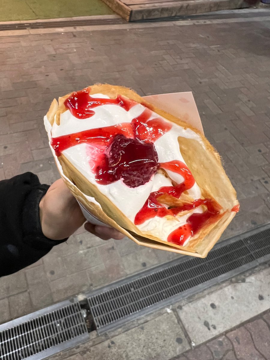 mitsuboshi_7's tweet photo. 📍大阪梅田【ジラフクレープ】

梅田のドンキの横にあるからつい行ってしまう、、、悪魔的。パリパリクレープが推しみたいでパリパリしてて美味しい。これはね軽い気持ちで是非いってみてほしい。 https://t.co/T5BgbcKxWE