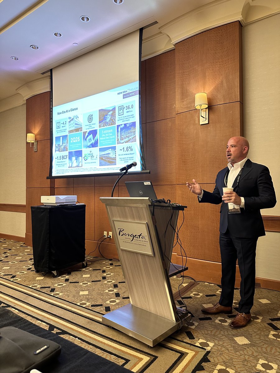 NUAI_IR's tweet photo. @NewEraHeliumIR captivated at the #Microcap Conference last week!

$NEHC CEO Will Gray presented to a group of interested investors about #NEH's recent accomplishments and what lies ahead for the company in 2025.

Follow us to stay updated! https://t.co/3h1bzsWjtM