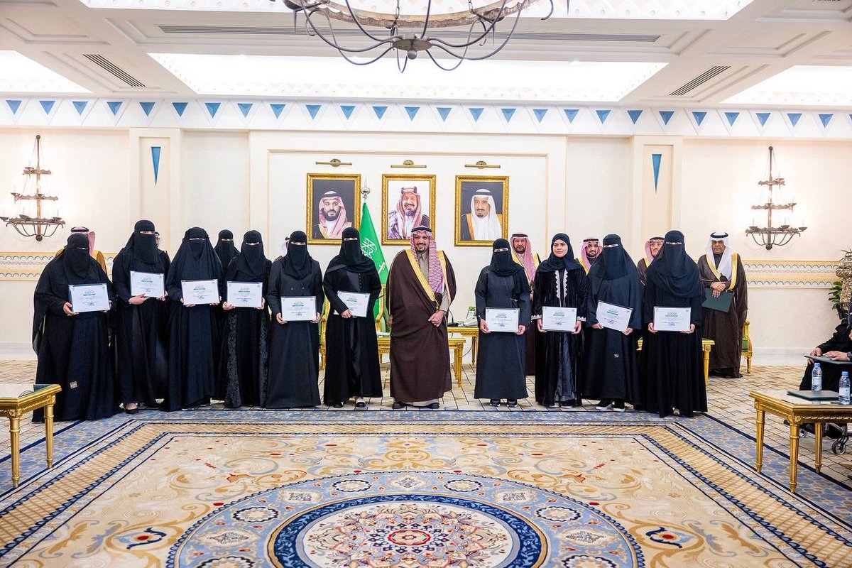 أشاد سموه بجهود ومخرجات الملتقى، مثمنًا الدور البارز للجهات المشاركة والمتطوعين في تعزيز ثقافة العمل التطوعي، والمساهمة في تحقيق مستهدفات رؤية المملكة 2030..

سمو #أمير_منطقة_القصيم يكرّم المشاركين في ملتقى اليوم السعودي العالمي للتطوع.