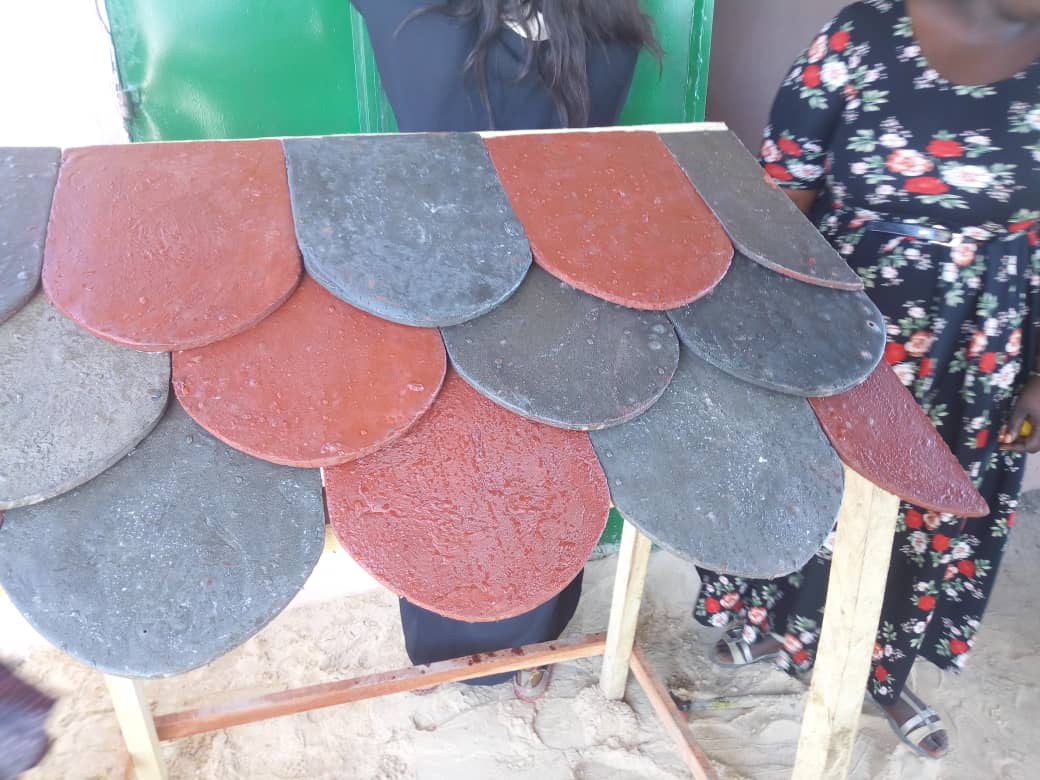PierrePlastic's tweet photo. Transformer vos dechets plastiques en matière pour les fabrications des matériaux locaux de nouvelle technologie. Les pavés et les tuiles sa's utilisé le ciment zt l'eau. https://t.co/lAwPNy1xaU