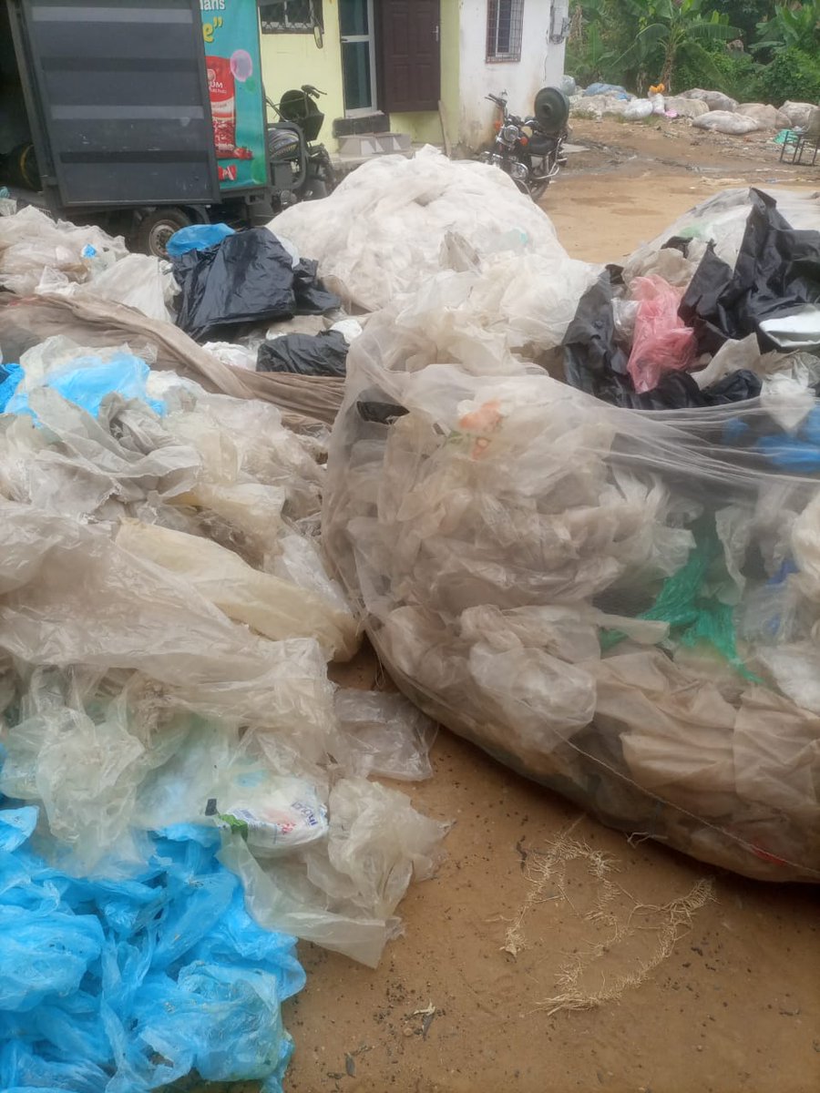 PierrePlastic's tweet photo. Transformer vos dechets plastiques en matière pour les fabrications des matériaux locaux de nouvelle technologie. Les pavés et les tuiles sa's utilisé le ciment zt l'eau. https://t.co/lAwPNy1xaU
