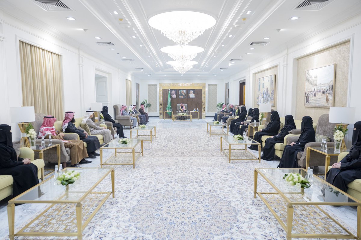 سمو #أمير_الحدود_الشمالية يستقبل الرئيس التنفيذي للتجمع الصحي بالمنطقة . 

spa.gov.sa/N2254820