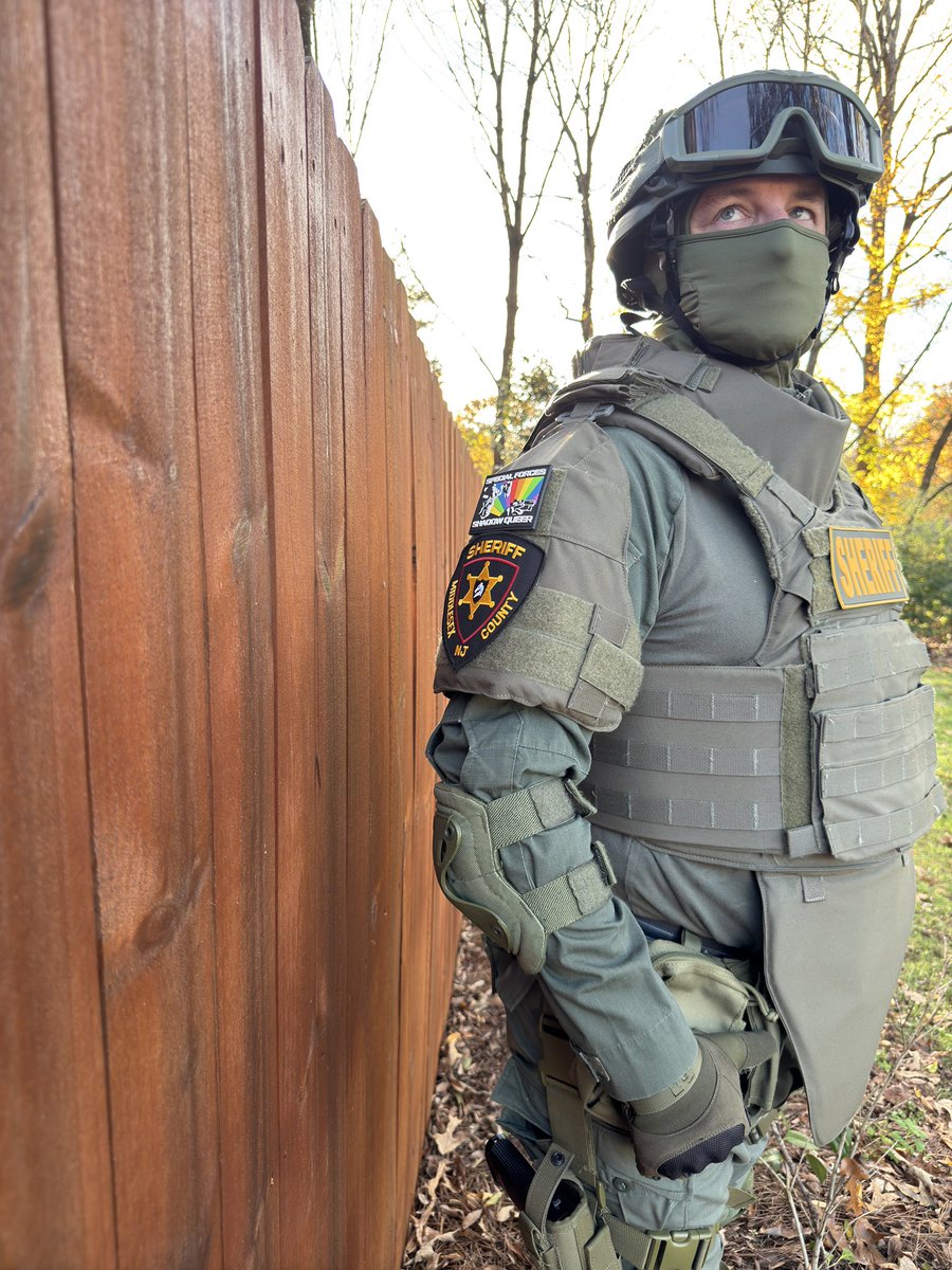 They have no idea what’s waiting for them on the other side of the fence. 
📸<a href="/ArmyPup86/">Hüsky</a>