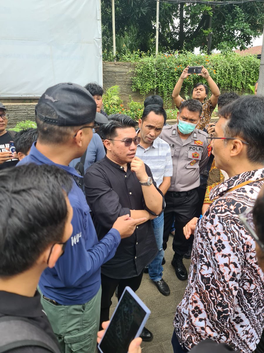 banyak vendor Kemenpenrin demo hari ini, yang bener aja tagihan ratudan miliar belum di bayar cobaaa, padahal udh kerja sesuai SK, gaadi polll!!
 <a href="/prabowo/">Prabowo Subianto</a> <a href="/gerindra/">Partai Gerindra</a> <a href="/agusgumiwang/">agusgumiwang</a> <a href="/brorondm/">Ronald Sinaga</a>  <a href="/Kemenperin_RI/">Kemenperin</a>
#kemenperin #NoViralNoJustice