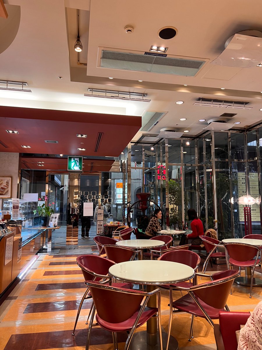 mitsuboshi_7's tweet photo. 📍大阪梅田 【にしむら珈琲】

梅田の超ど真ん中にあるカフェ。ここは夜遅くまで空いてるし便利やからよく通ってる。ケーキは夜には結構売り切れてる。アンティークな雰囲気。ガヤガヤはしてるから落ち着く感じではないけど使いやすい！ https://t.co/CglbdjBeAR