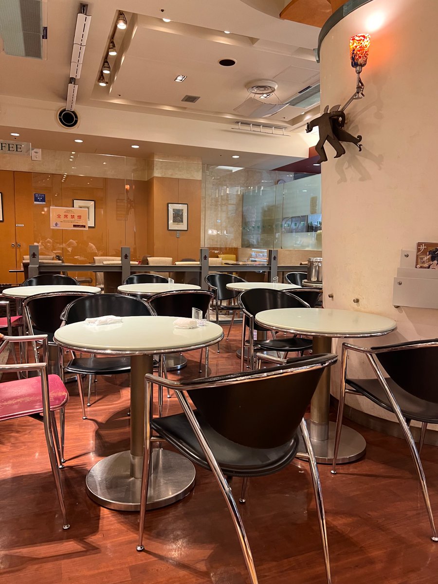 mitsuboshi_7's tweet photo. 📍大阪梅田 【にしむら珈琲】

梅田の超ど真ん中にあるカフェ。ここは夜遅くまで空いてるし便利やからよく通ってる。ケーキは夜には結構売り切れてる。アンティークな雰囲気。ガヤガヤはしてるから落ち着く感じではないけど使いやすい！ https://t.co/CglbdjBeAR