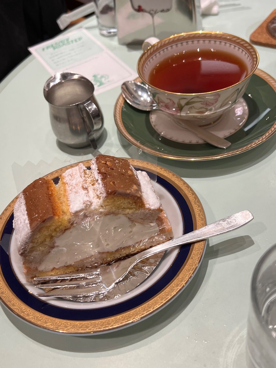 mitsuboshi_7's tweet photo. 📍大阪梅田 【にしむら珈琲】

梅田の超ど真ん中にあるカフェ。ここは夜遅くまで空いてるし便利やからよく通ってる。ケーキは夜には結構売り切れてる。アンティークな雰囲気。ガヤガヤはしてるから落ち着く感じではないけど使いやすい！ https://t.co/CglbdjBeAR