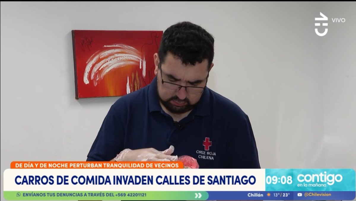 hernan_sr's tweet image. Mientras Desbordes está en Mega vendiendo la pomá, en CHV muestran la proliferación de carros de comida en Santiago vendiendo comidas en descomposición.