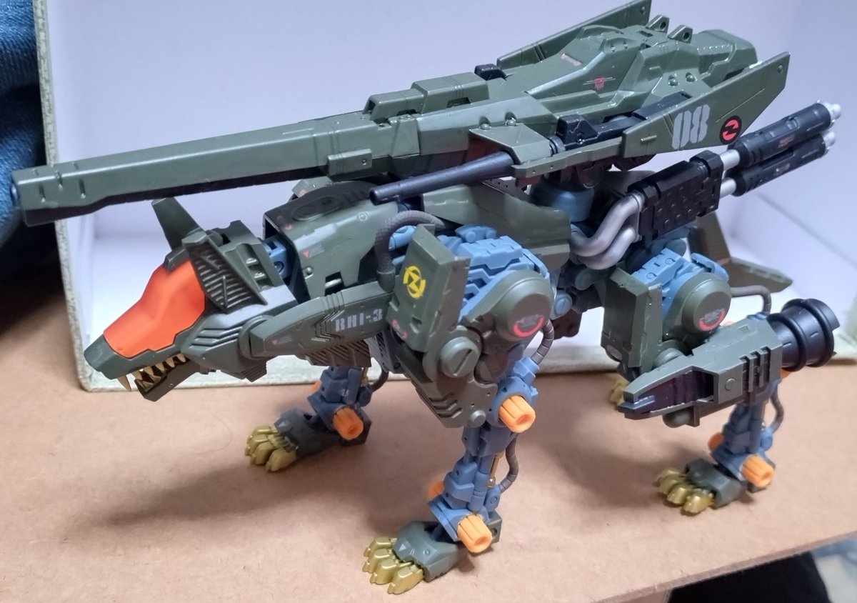 Zrxba's tweet photo. コマンドウルフのリパッケージ版を筆塗りで   
LC装備にACのブースター付けただけのコマンドウルフ 
色合いだけ見ると濃いRGC
#ZOIDS #HMMゾイド #筆塗り https://t.co/GkMqI5WdEG
