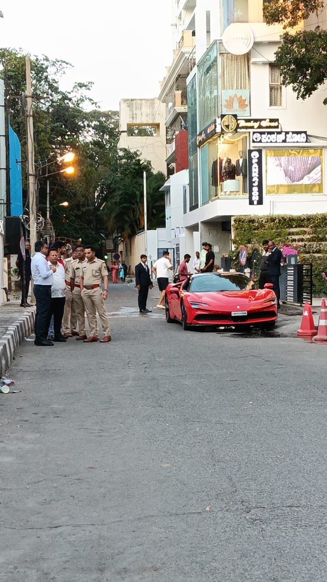rakeshprakash1's tweet image. In #Bengaluru: Transport dept officials seize 30 luxury sports cars including Ferrari, Porsche and Range Rover for not paying taxes to Karnataka Govt.