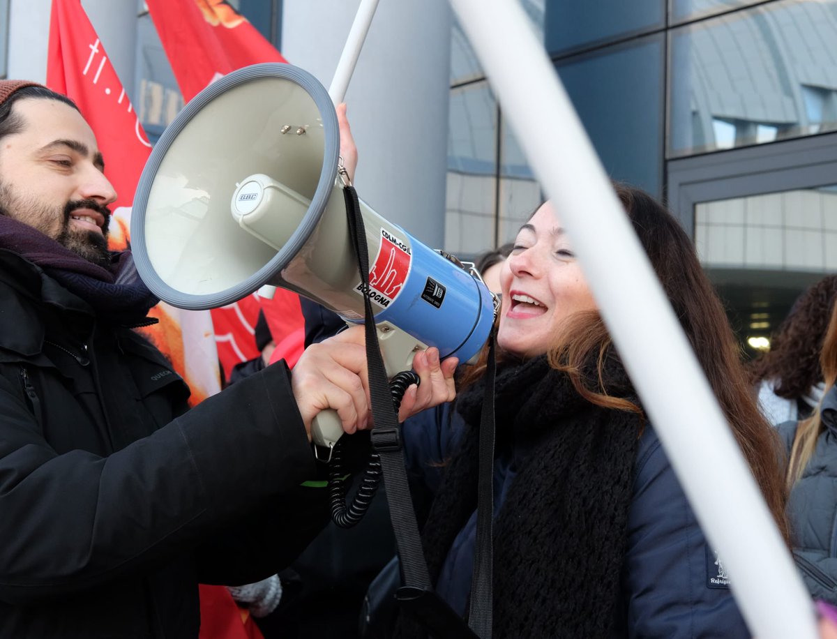 FilcamscgilB's tweet photo. Lavoratrici e lavoratori del gruppo Unipol con contratto del commercio TORNANO a protestare sotto la sede dell’Azienda:
non vogliono essere trattati come dipendenti di serie B e non si fermeranno fino a quando non avranno ascolto!!!

U non come Unipol ma come Ultimi 👎🏼 https://t.co/KkgKhOo0TE