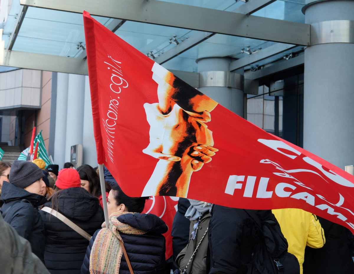 FilcamscgilB's tweet photo. Lavoratrici e lavoratori del gruppo Unipol con contratto del commercio TORNANO a protestare sotto la sede dell’Azienda:
non vogliono essere trattati come dipendenti di serie B e non si fermeranno fino a quando non avranno ascolto!!!

U non come Unipol ma come Ultimi 👎🏼 https://t.co/KkgKhOo0TE