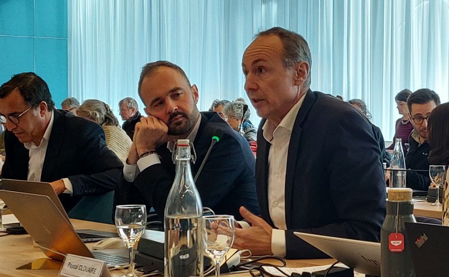 \\Stratégie de résilience territoriale//

<a href="/PascalClouaire/">Pascal Clouaire</a> s'interroge sur l'intérêt de cette délibération. Il revient sur la soi-disante démocratie participative qu'il faudrait "préserver", alors que nombreux sont les projets menés par la Ville qui sont rejetés par les habitants.