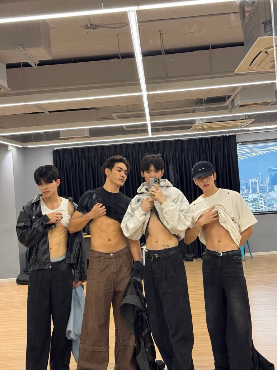 ppsqnta's tweet photo. The “busy” gang is back together. Time to make some noise! 😏🔥 https://t.co/i9riG2jmYS