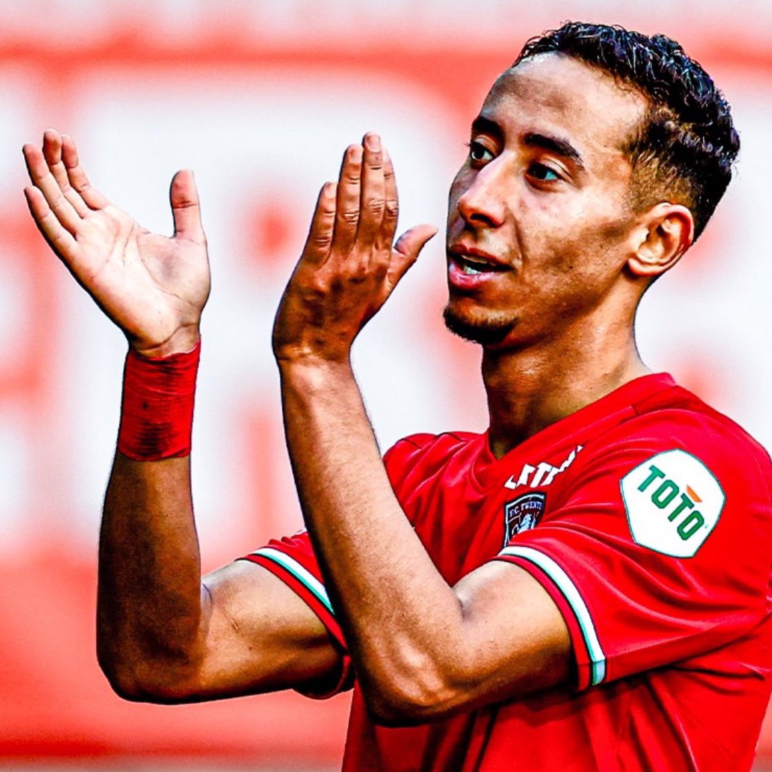 FabrizioRomano's tweet photo. 🟡🔴🐺 Anass Salah-Eddine to AS Roma, deal in place from Twente and documents being prepared.

Story from yesterday now confirmed, in addition to Victor Nelsson move also done. https://t.co/0qXPV4MYK8