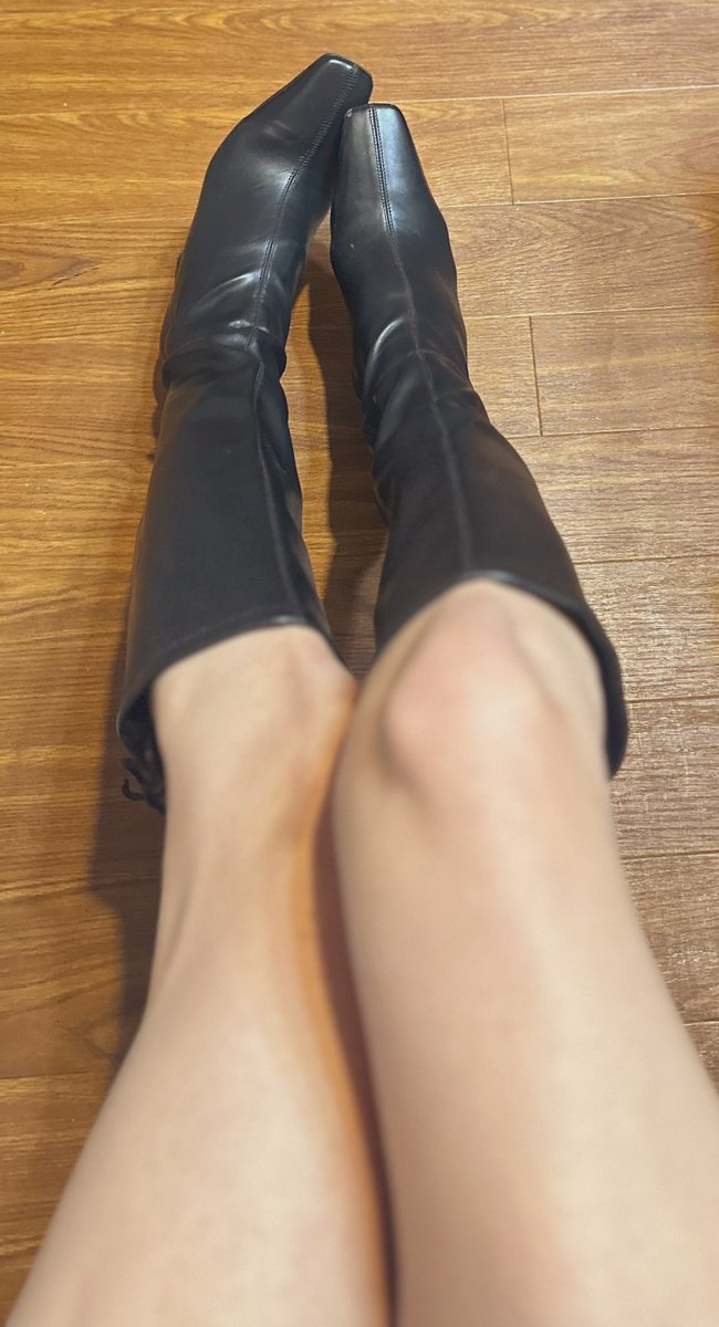 こんばんは〜🙃
昨日ぐらいから急に一段と寒くなったよね🥶

ROYAL PARTYのロングブーツ
後ろがレースアップなの✌️

よい夜を楽しんで😌✨