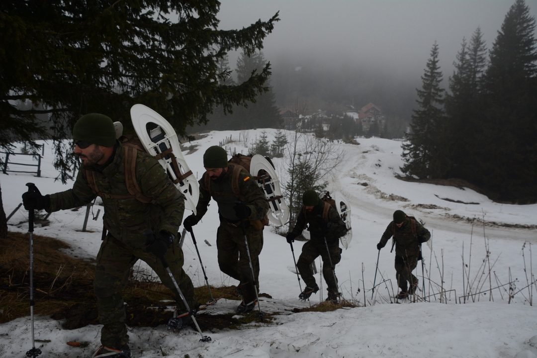 EMADmde's tweet image. Los infantes de marina  🇪🇸 desplegados en la operación #FIMAR-RI, @NATO flanco este en Rumanía, realizan ejercicios de alta montaña con militares rumanos. Trabajamos juntos para reforzar capacidades y asegurar el cumplimiento de la misión. #MOPS @MissionAIGLE @Armada_esp