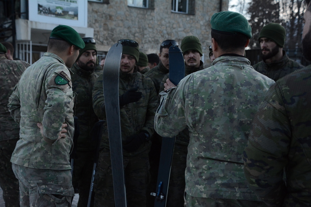 EMADmde's tweet image. Los infantes de marina  🇪🇸 desplegados en la operación #FIMAR-RI, @NATO flanco este en Rumanía, realizan ejercicios de alta montaña con militares rumanos. Trabajamos juntos para reforzar capacidades y asegurar el cumplimiento de la misión. #MOPS @MissionAIGLE @Armada_esp
