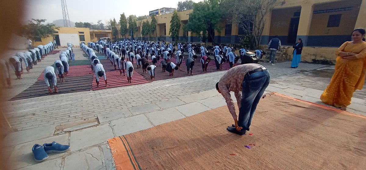 राजकीय उच्च माध्यमिक विद्यालय जावद ब्लॉक जयसमंद जिला सलूंबर में छात्र-छात्राओं को सुर्य सप्तमी पर सूर्य नमस्कार करवाते हुए
