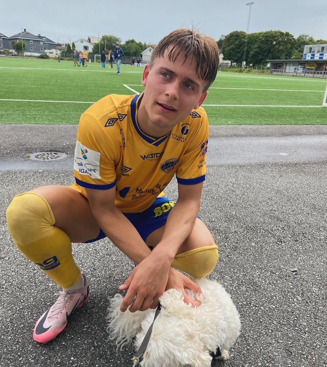 petter_fredheim's tweet photo. 🚨Mathias Kjær Eikje (23) signerer for Vard Haugesund.

Haugesunderen har vært i tenkeboksen, men nå forlater han 3. divisjon og Djerv 1919 for å prøve seg i PostNord-ligaen.

Eikje signerer ifølge mine kilder en ett års kontrakt med rødtrøyene.

#DenSitter! https://t.co/4pe2o4fCVy