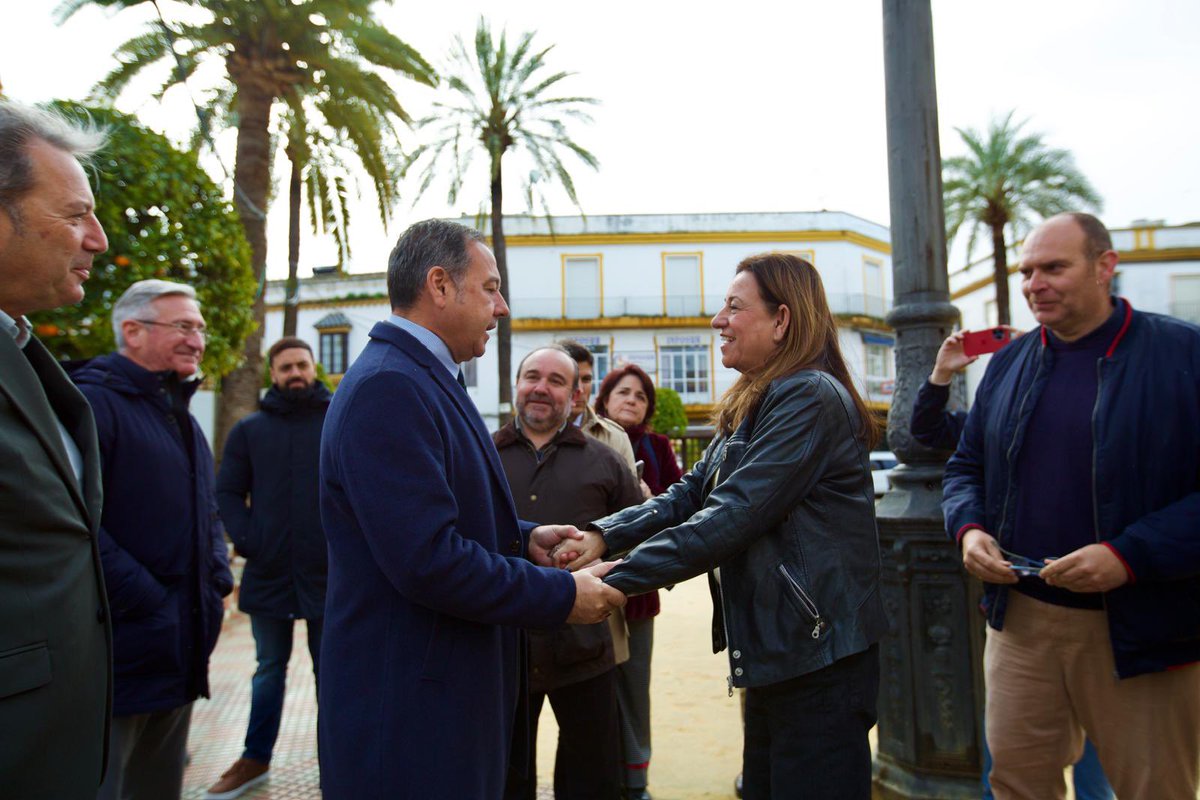 RicardoS2019's tweet photo. Nuestra consejera @MC_CastilloMena visita el Ayuntamiento de Arahal y el IES
La Campiña para ver personalmente el trabajo que están realizado sus alumnos de recuperación de vehículos afectados por la #DANA en Valencia.
Es justo valorar y difundir la solidaridad de estos jóvenes. https://t.co/Yd9vZBsCAy