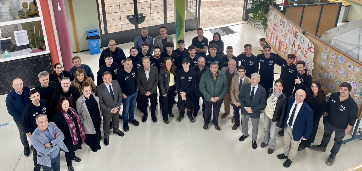 RicardoS2019's tweet photo. Nuestra consejera @MC_CastilloMena visita el Ayuntamiento de Arahal y el IES
La Campiña para ver personalmente el trabajo que están realizado sus alumnos de recuperación de vehículos afectados por la #DANA en Valencia.
Es justo valorar y difundir la solidaridad de estos jóvenes. https://t.co/Yd9vZBsCAy