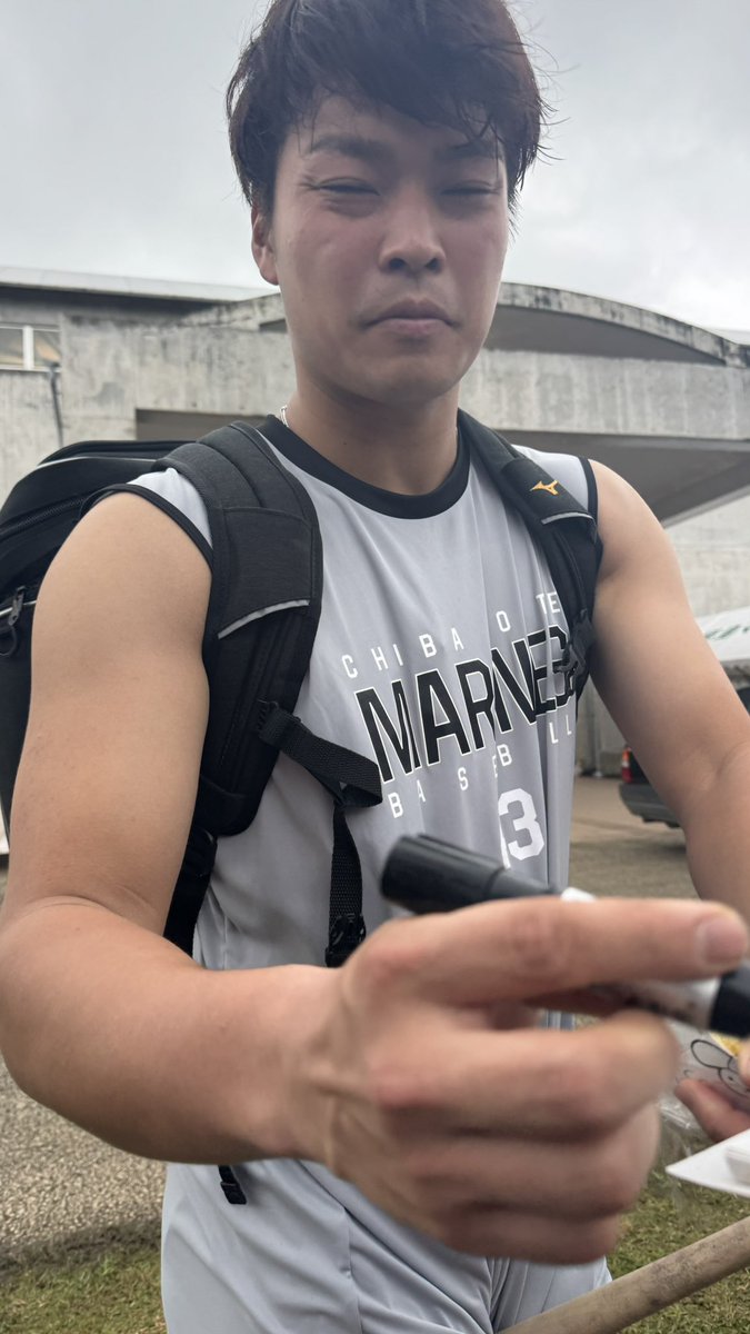 KuririnJp's tweet photo. #石垣雅海 選手にサイン頂いたんですけど、写真なんかごめんなさいw
#chibalotte 
#SpringCamp2025 https://t.co/g7jpzoFjlN
