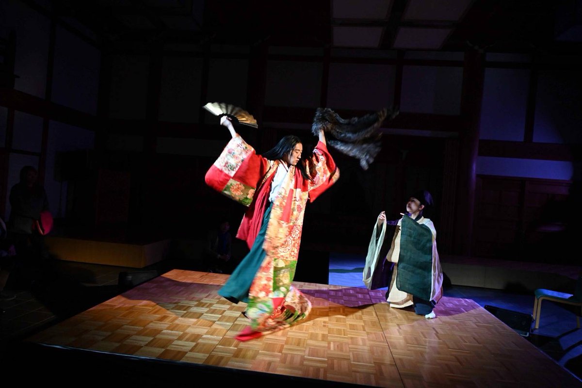tomomi_akashi's tweet photo. サイレントオペラ「かぐや姫」、昨日無事に千穐楽を終えました。

明日のニュースライブαにて少し紹介される予定です！
公演を見逃した方は是非ご覧ください☺

写真はかぐや姫&amp;右にいるのは私。二役やったうちの一つ、右大臣役での写真です。

撮影:青神一 https://t.co/b1r470Wexd
