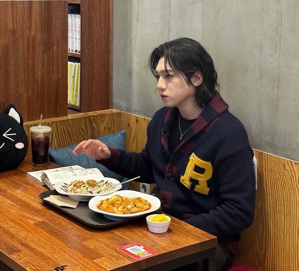 아니 왜케 곱냐.........
저런 남정네가 만화카페에 있으면
나같은 경우엔
사활을 건 플러팅을 위해
저쪽에서 보내는 짜계치.소떡소떡.가라아게볶음밥.해물라면.제로스프라이트입니다.를 시전함