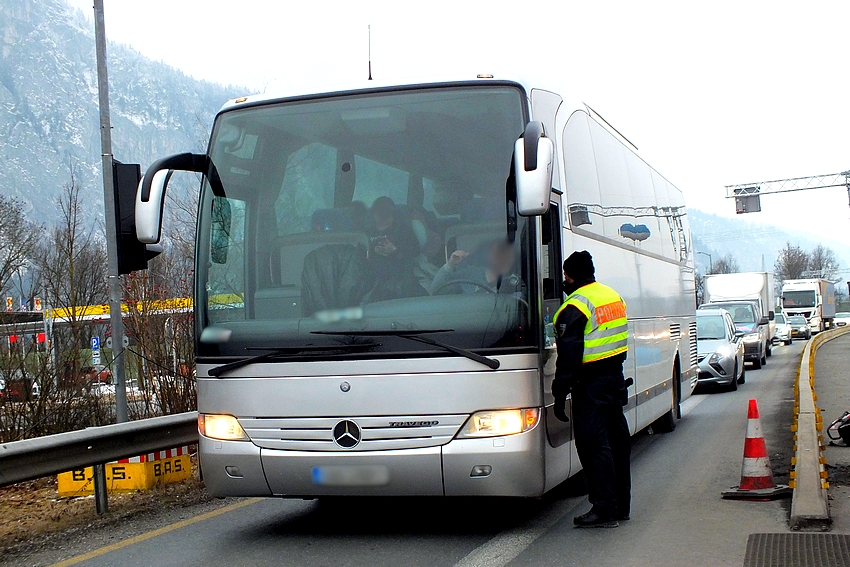 Die #Bundespolizei #Rosenheim hat über das erste Februar-Wochenende verteilt bei #Grenzkontrollen rund 40 Migranten ohne die erforderl. Papiere festgestellt. Sie stammen insbes. aus Syrien, der Türkei, Indien &amp; Nigeria. Etwa 30 von ihnen wurden nach Österreich zurückgewiesen. *RO