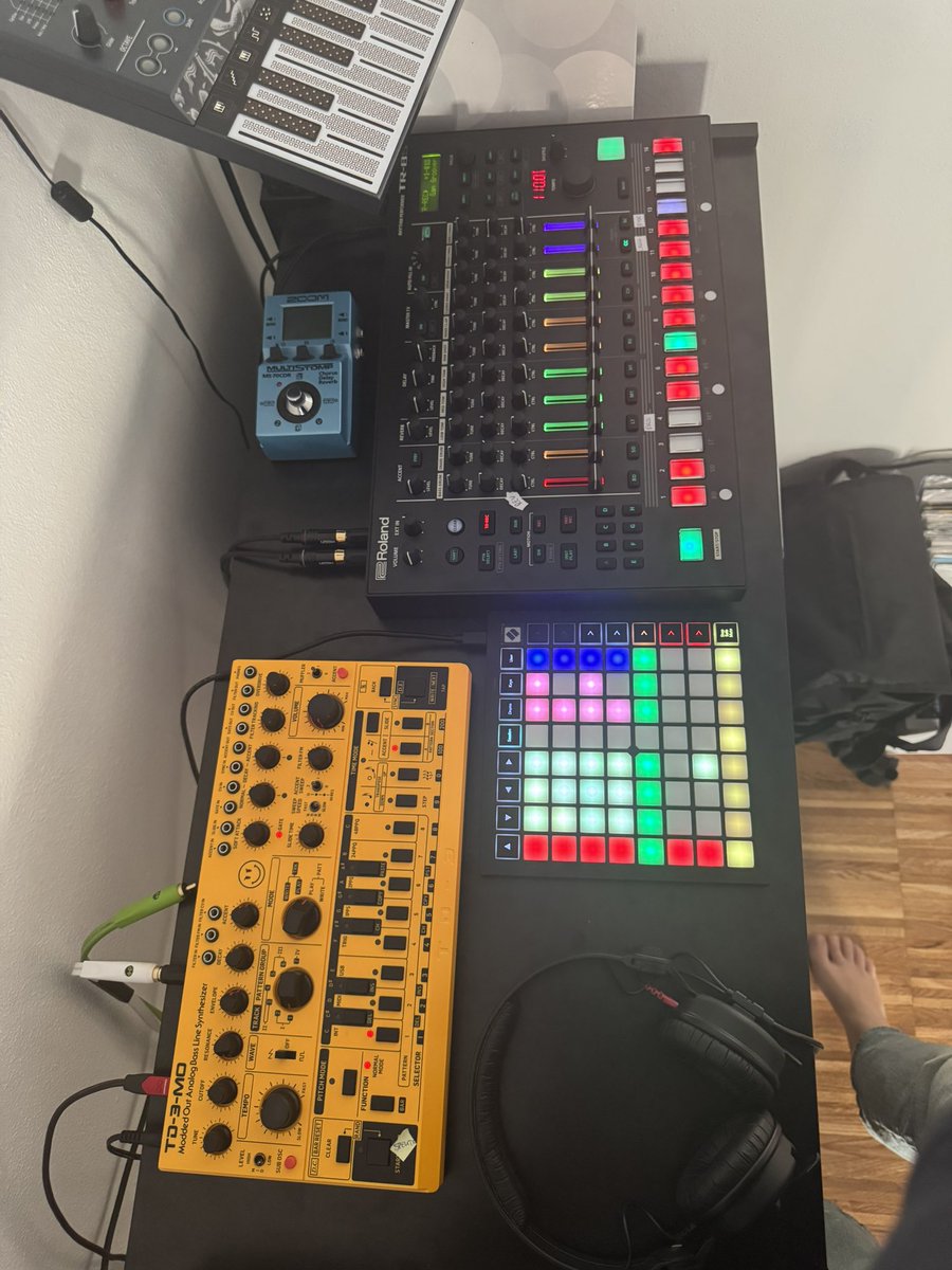 Live setup getting bigger. <a href="/Behringer/">Behringer</a> TD3MO, <a href="/RolandGlobal/">Roland</a> TR8S, <a href="/WeAreNovation/">Novation</a> launchpad mini, <a href="/ArturiaOfficial/">Arturia</a> microfreak
