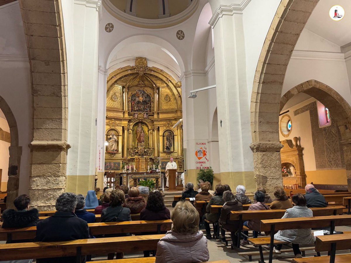 IglesiaEnLeon's tweet photo. 👉🏼 Nuestro Obispo el P. @cmfluisangel preside en la ⛪️ #Parroquia de Santa Ana -tras la bendición y procesión de las 🕯️ #candelas- la ⚪️ #Eucaristía de la Presentación del Señor, fiesta patronal del Movimiento de ❤️ @vidaascendentes presente en nuestra 🛐 @IglesiaEnLeon. https://t.co/jLOSsOwJPo