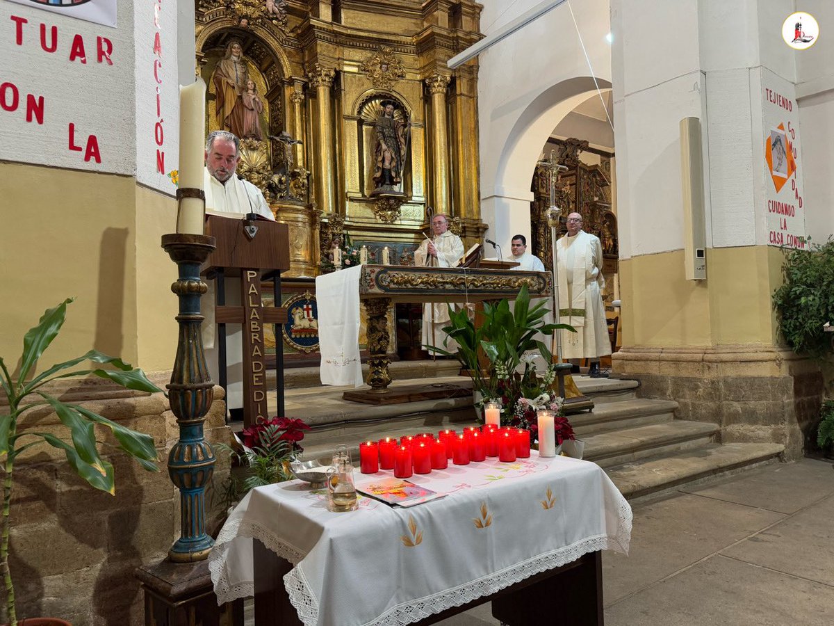 IglesiaEnLeon's tweet photo. 👉🏼 Nuestro Obispo el P. @cmfluisangel preside en la ⛪️ #Parroquia de Santa Ana -tras la bendición y procesión de las 🕯️ #candelas- la ⚪️ #Eucaristía de la Presentación del Señor, fiesta patronal del Movimiento de ❤️ @vidaascendentes presente en nuestra 🛐 @IglesiaEnLeon. https://t.co/jLOSsOwJPo