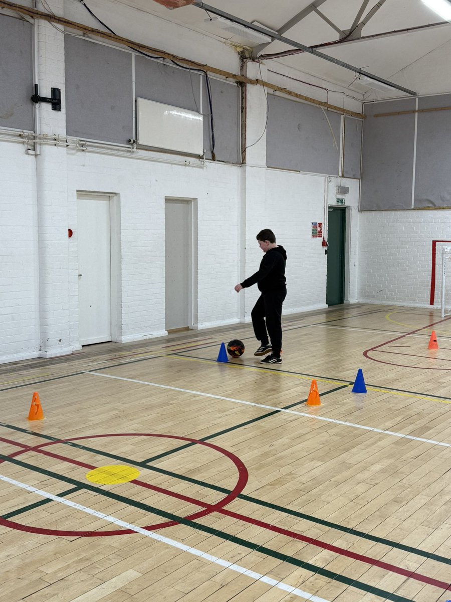 missmcginty5's tweet photo. 4 weeks of football starts today for class 2! #PE #fitness #healthyactive https://t.co/bcWQfKs5Uu