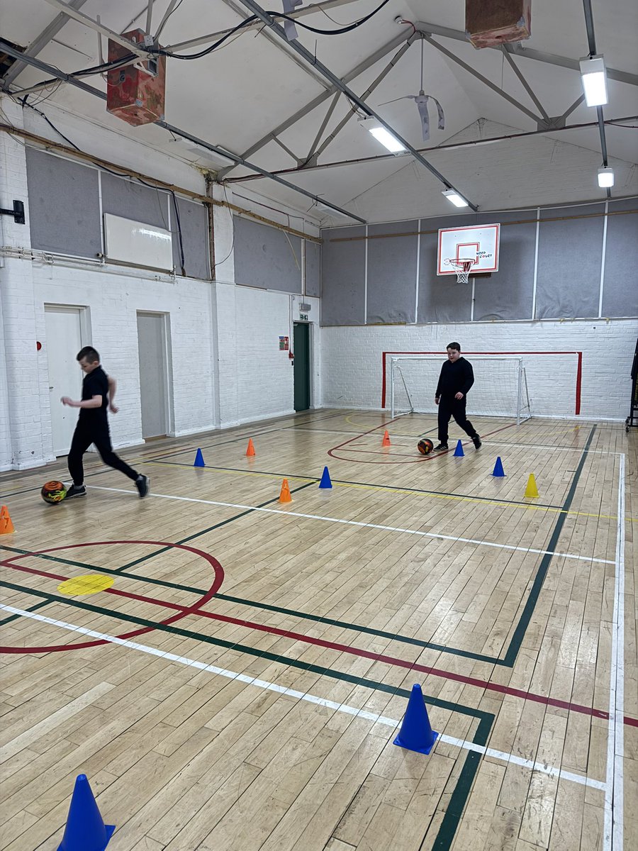 missmcginty5's tweet photo. 4 weeks of football starts today for class 2! #PE #fitness #healthyactive https://t.co/bcWQfKs5Uu