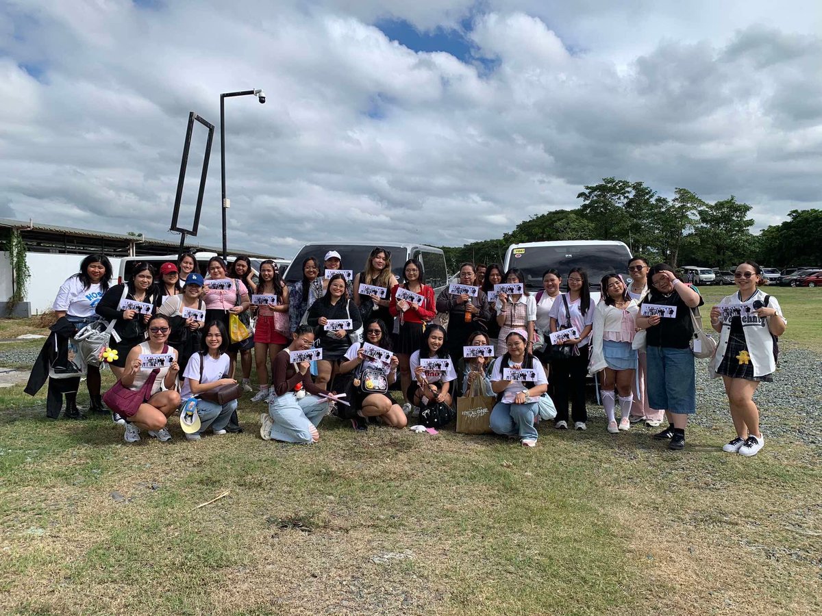 17Features_'s tweet photo. It's already February, we all missed SEVENTEEN! 

Thank you to our CARATS who trust and support our carpool van 🚌 for both days of SEVENTEEN RIGHT HERE CONCERT 🎆✨️. See you again for the next SVT concert! 
🩷🩵
#17FeaturesEvent https://t.co/SPr4MJE0Uc