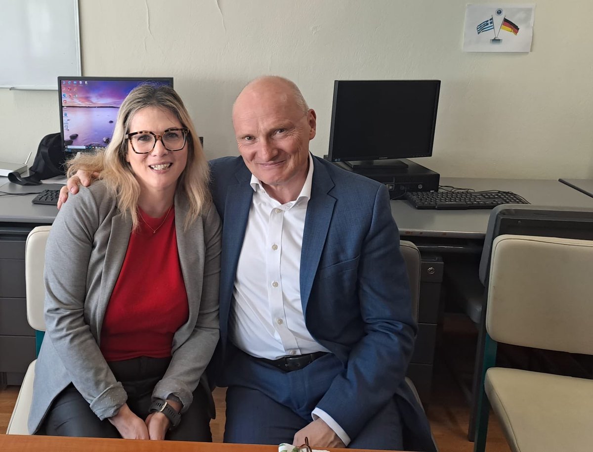 Όποιος έχει συζητήσει ποτέ με μια σχολική τάξη αντιλαμβάνεται αμέσως δύο πράγματα: αφενός πόσο ενθουσιώδεις και ικανοί για μάθηση είναι οι νέοι και αφετέρου πόσο σημαντικό είναι το πάθος των εκπαιδευτικών.

Την περασμένη εβδομάδα βρέθηκα στη Λαμία στο 4ο Πειραματικό Γυμνάσιο και