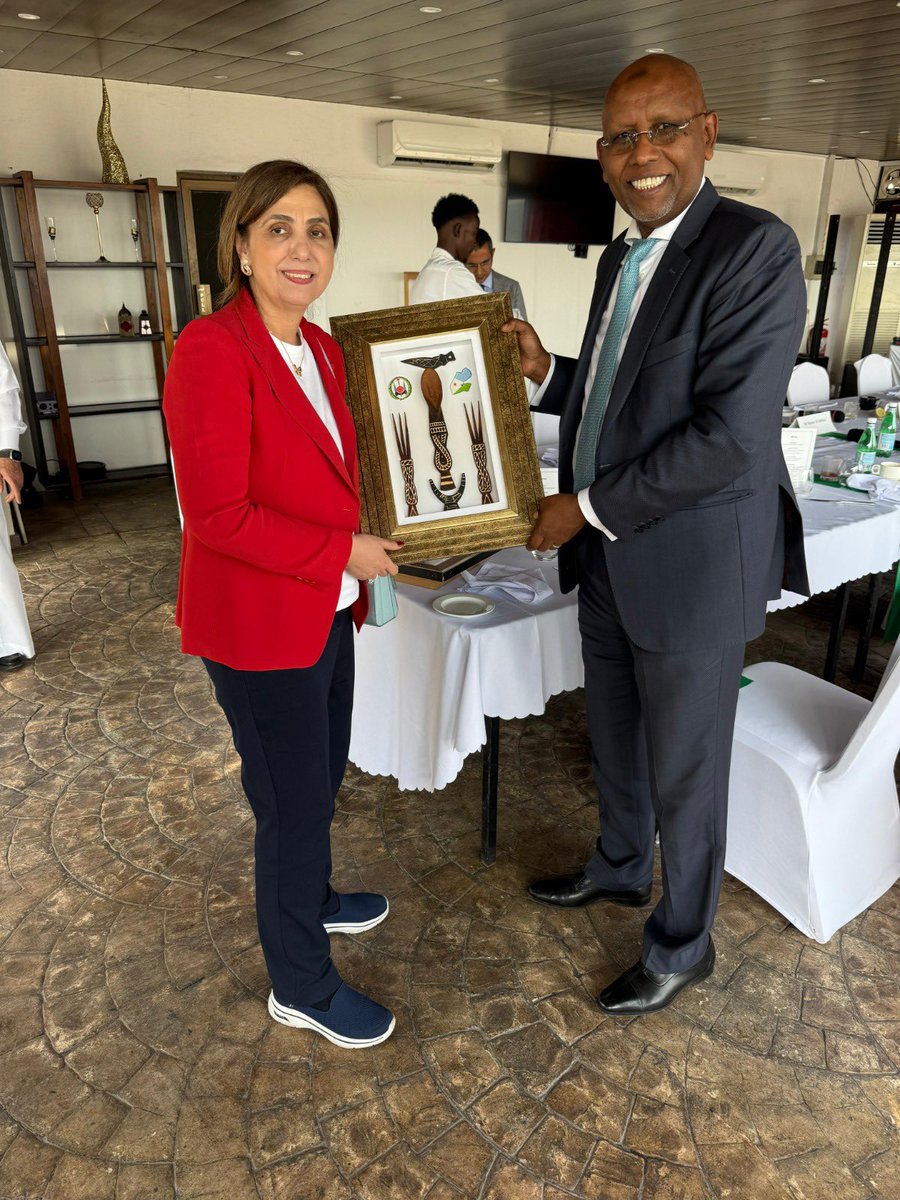 UNESCWA's tweet photo. الأمينة التنفيذية لـ #الإسكوا رولا دشتي @EscwaES في أوّل زيارة رسمية إلى جيبوتي 🇩🇯 بعد انضمام البلد إلى عضوية اللجنة.
La Secrétaire Exécutive de la #CESAO @EscwaES en visite officielle à Djibouti 🇩🇯 pour la 1ère fois après l'adhésion du pays à la Commission. https://t.co/iqLgELOgz1