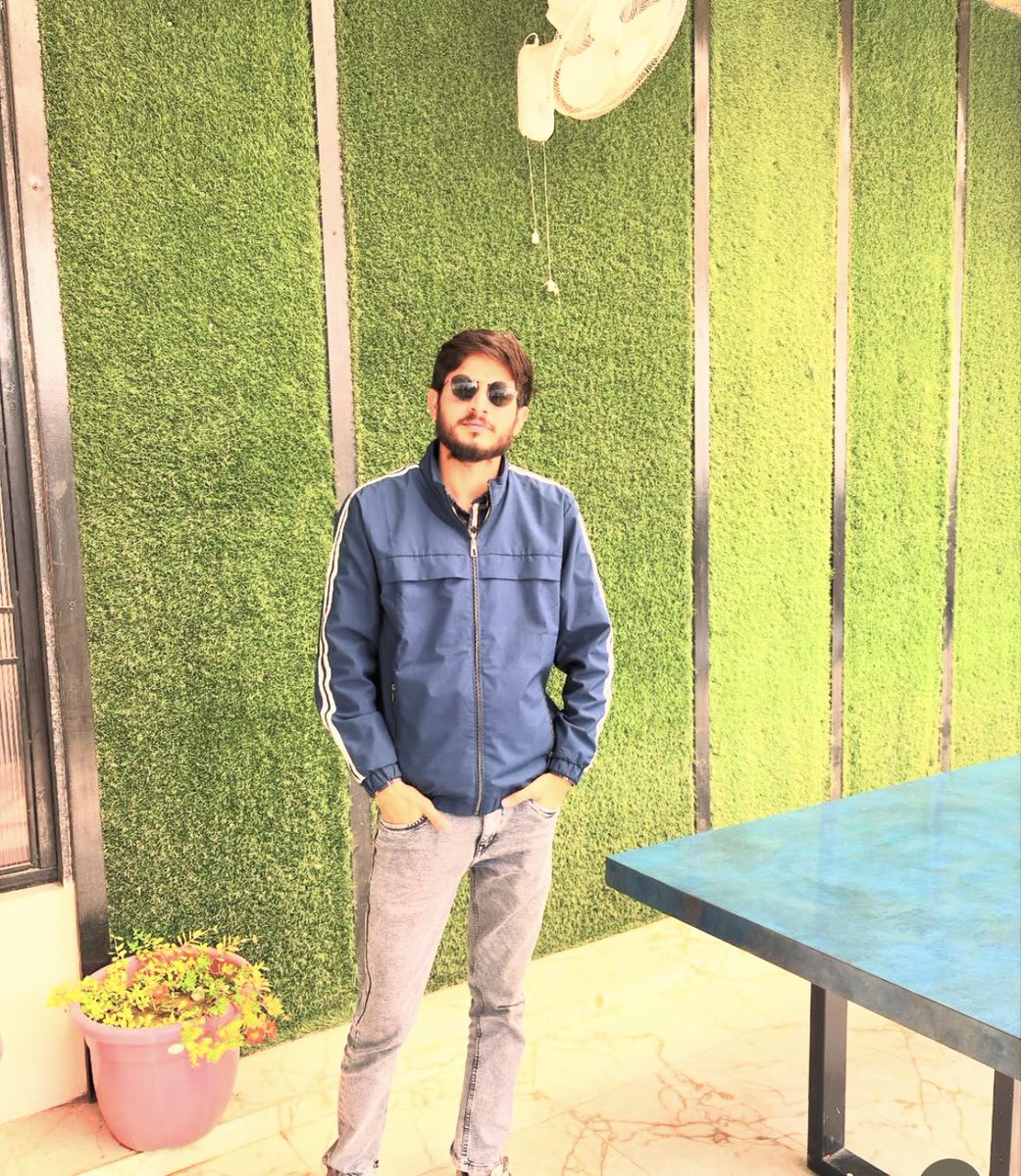 “तू मेरा हीरो है, ये दिल जानता है,
तेरी मुस्कान में सारा जहां समाता है।
मेरी दुनिया में तू सबसे खास है,
तेरे बिना तो ये जीवन भी उदास है।”