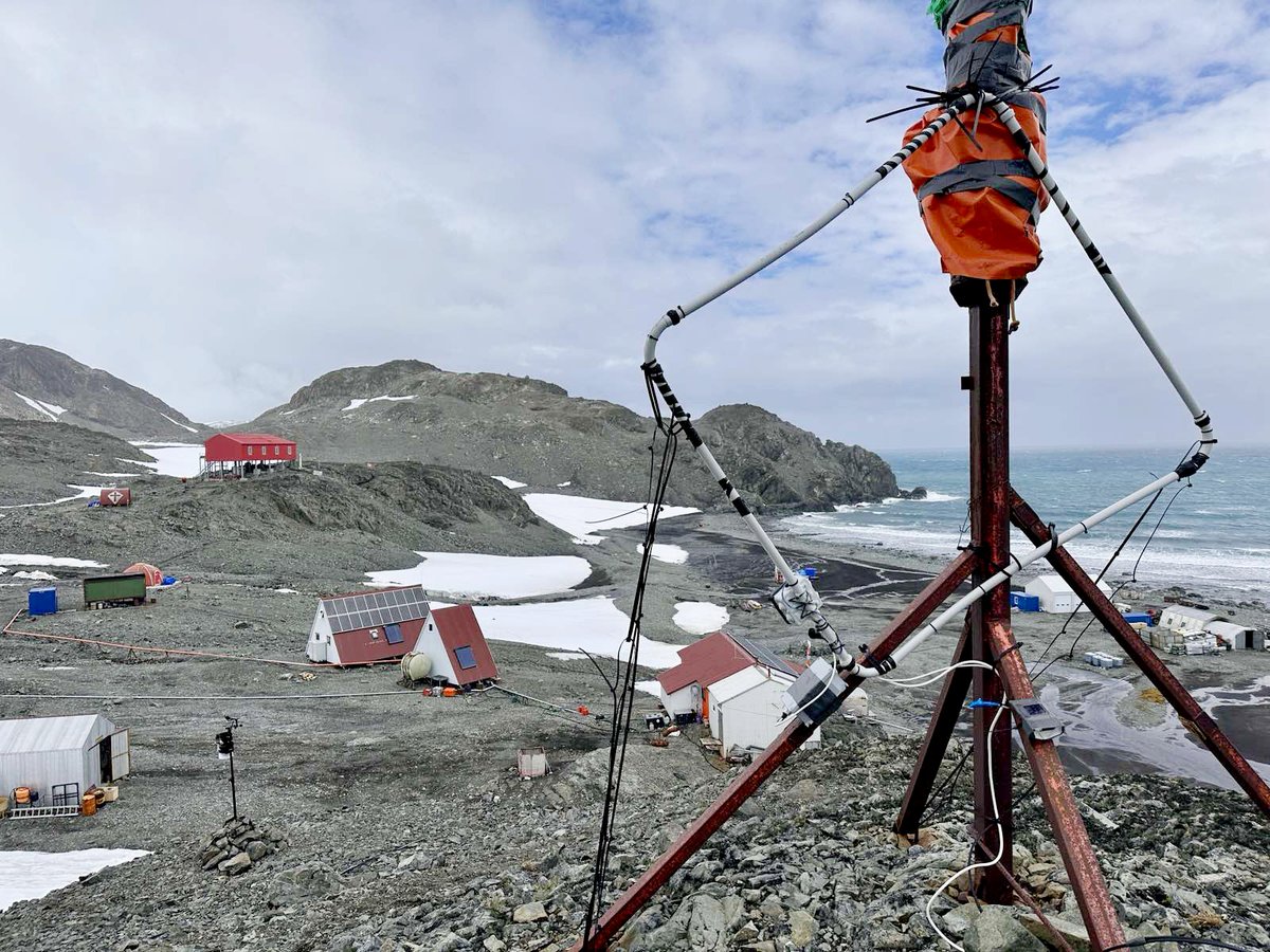 TUSofiaEUT's tweet photo. Assistant Professor Ivaylo Nachev from the Faculty of Telecommunications, a participant in the 33rd Antarctic Expedition, raised the flag of the Technical University of Sofia at the Bulgarian base "St. Kliment Ohridski" on Livingston Island. https://t.co/fsYjBcRUQO
