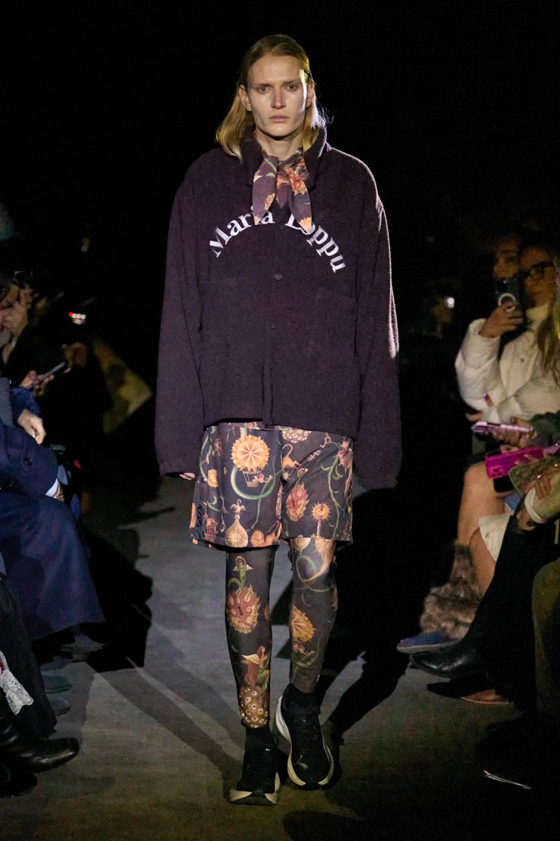 Rolf Ekroth 2025AW 今回の「ロルフ エクロス」は今まで一番好きなコレクション。これまでよりも装飾的なテクニックが控えられたリアル寄りのアイテムが、数多く登場。ダークトーンのストリートウェアとも言える暗さが妙に惹かれる。

vogue.com/fashion-shows/…