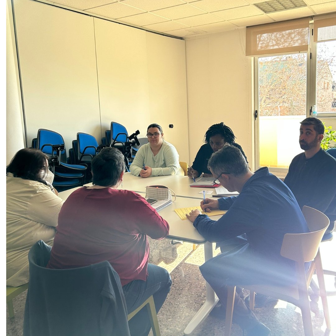 Hoy ha comenzado el curso de Asistente Personal en ATADI #Teruel. Los formadores han introducido el contenido que se desarrollará durante todo el mes de febrero, haciendo hincapié en el concepto de discapacidad y las necesidades de apoyo junto a usuarios del centro. 👩‍💼👨‍💼