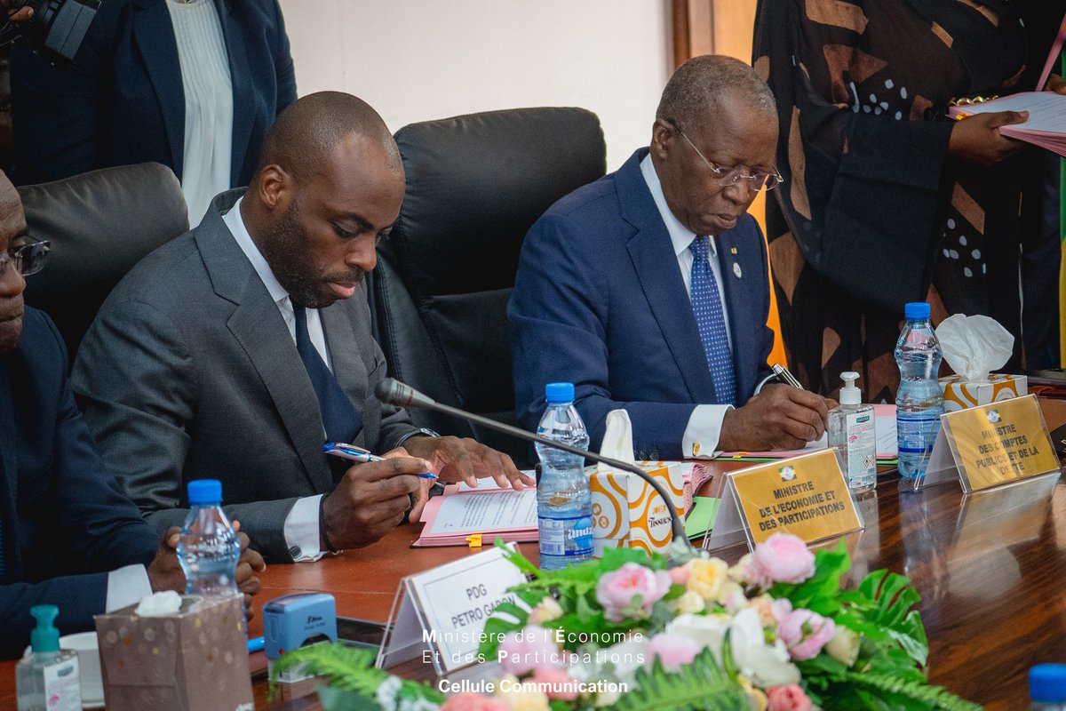 Le jeudi 30 janvier 2025, le Ministre de l'Economie, M. <a href="/MarkDoumba/">Mark Doumba</a>, a procédé avec ses collègues du Pétrole et des Comptes Publics, à la signature du protocole d'accord tripartite entre l'Etat, les marketeurs et la SOGARA. #Gabon

Lire plus : urlr.me/DY9Hkz