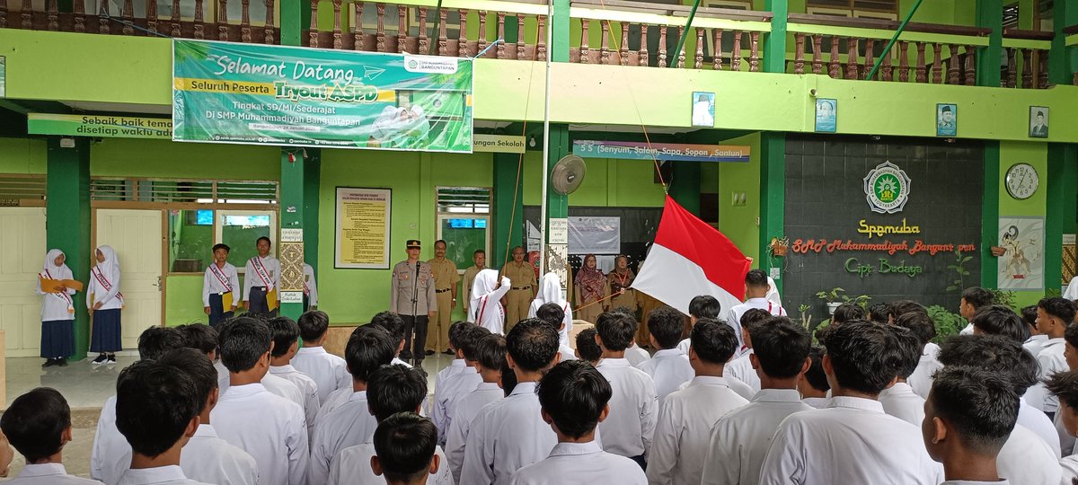 humas_btapan's tweet image. Guna meningkatkan kesadaran para siswa akan bahaya kenakalan remaja, Polsek Banguntapan melaksanakan kegiatan pembinaan dalam upacara bendera di SMP Muhammadiyah Banguntapan, Bantul, Senin (3/2/2025).

#pokja16 #upacara #polsekbanguntapan #polresbantul #poldadiy