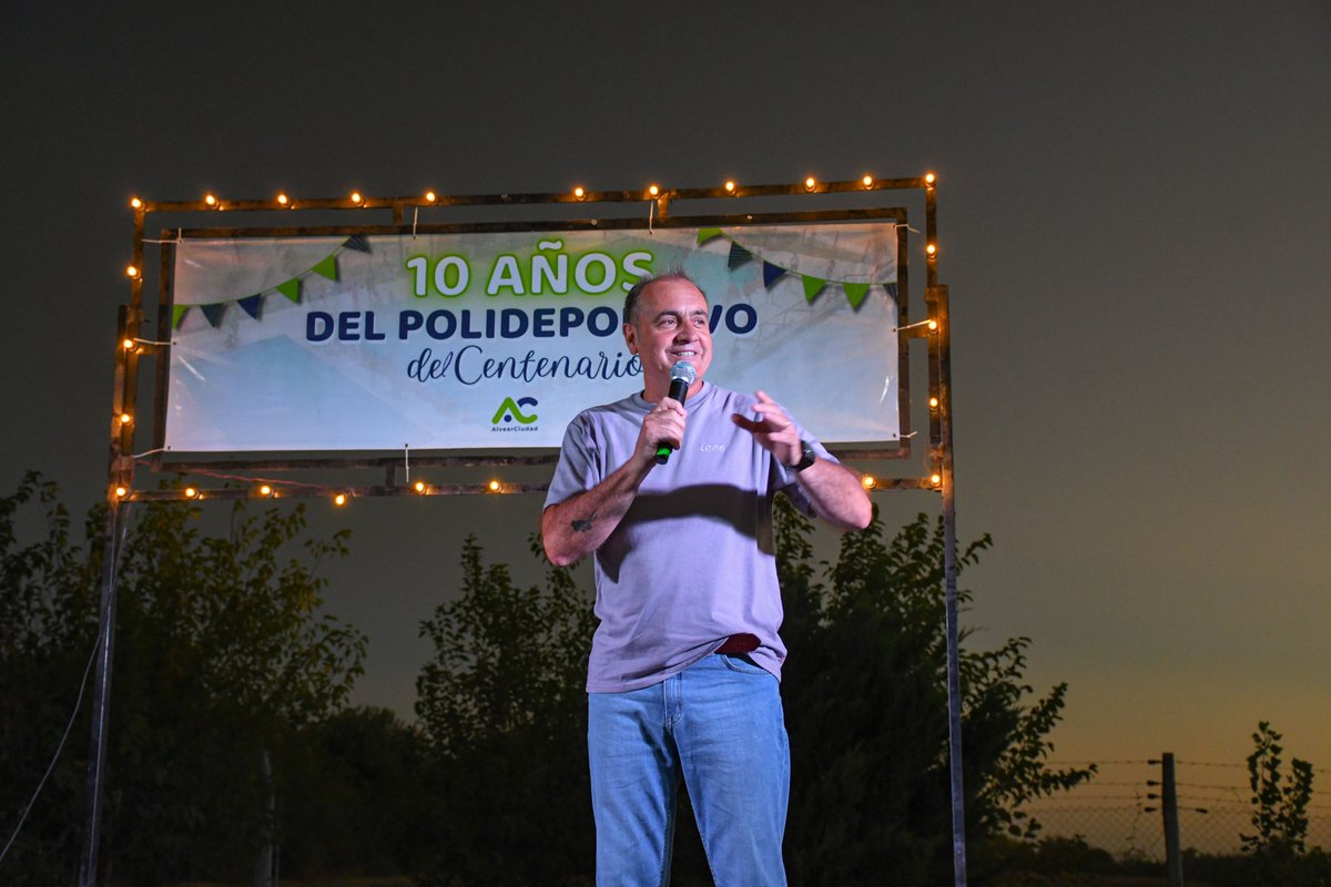 CarlosFPighin's tweet photo. 10 años de nuestro Poli, un espacio que disfrutan +500 chicos en la colonia, +600 vecinos en la pileta climatizada y adultos mayores. Agradezco al @GobSantaFe  por acompañarnos con la escuela de verano, a las áreas, y a las familias que confían y nos acompañan. Este es el camino! https://t.co/iQB3NxVSLn