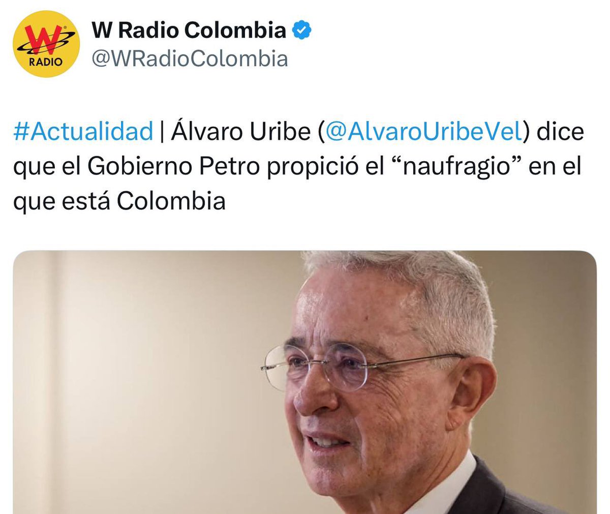 CamiloRomero's tweet photo. Ahora es Uribe el que sale con el cuento de “recuperar” a Colombia. ¿Se referirá al retorno de las “chuzadas”, “falsos positivos” y operación Orión sinónimo de sus gobiernos? O al otro mal legado de la vieja política de la que hace parte y que en 200 años hizo de Colombia uno de los países más desiguales del mundo.

Si algo ha recuperado el país es la dignidad. Será la ciudadanía la que decida si retorna al Estado con lógica criminal o avanza hacia el fortalecimiento de la democracia.