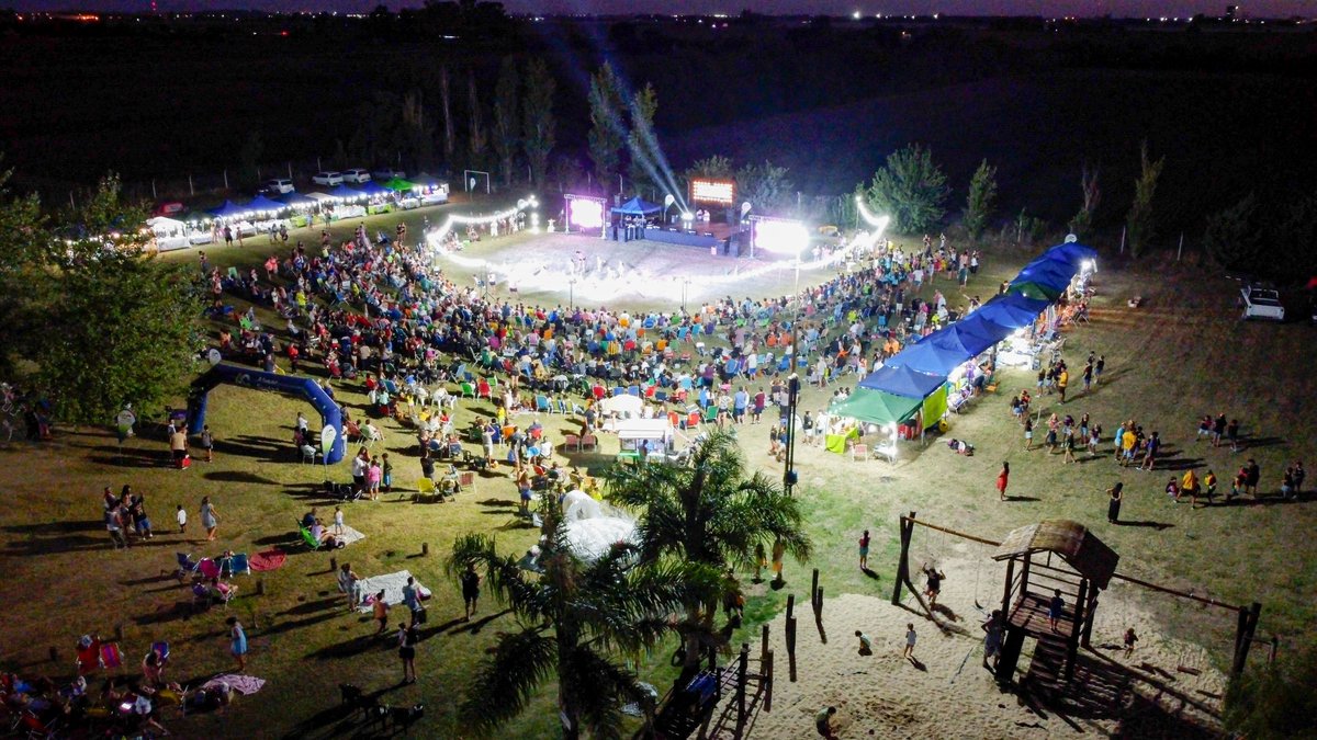 CarlosFPighin's tweet photo. 10 años de nuestro Poli, un espacio que disfrutan +500 chicos en la colonia, +600 vecinos en la pileta climatizada y adultos mayores. Agradezco al @GobSantaFe  por acompañarnos con la escuela de verano, a las áreas, y a las familias que confían y nos acompañan. Este es el camino! https://t.co/iQB3NxVSLn
