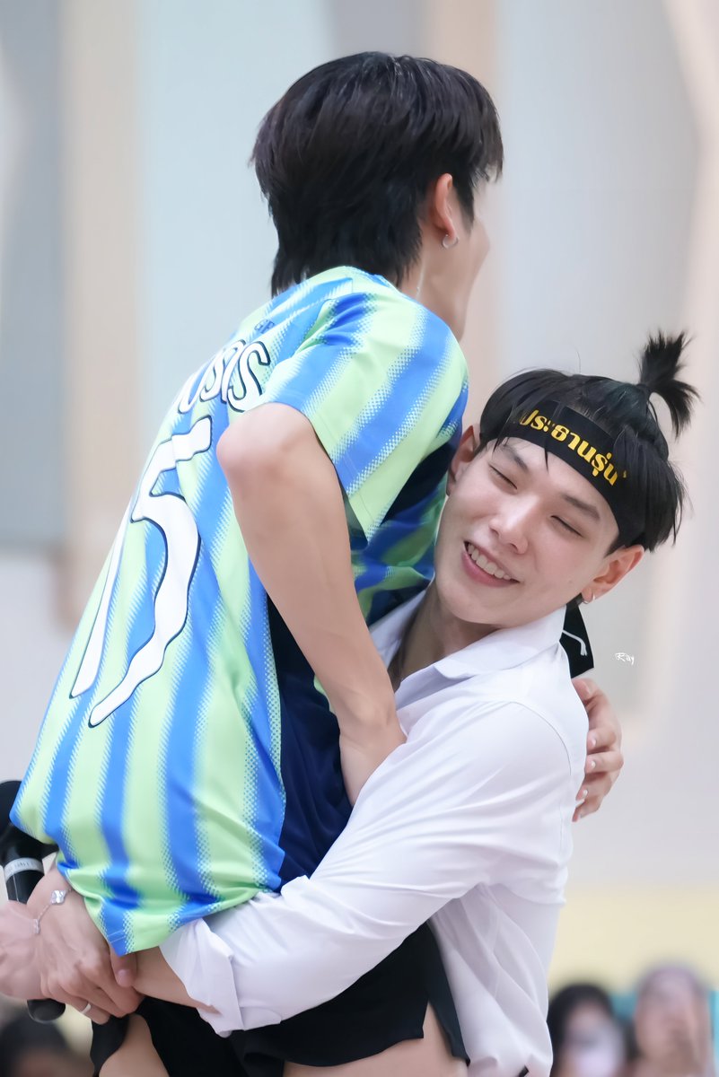 RayDaSinner's tweet photo. งานกีฬาปีนี้ก็เฉลยเลยดิ ว่า พี่อู๋ ประธานรุ่น กับ พี่โต้ นักบอลคณะ เป็นแฟนกัน~

OFFROAD IN FRESHY LAND 
#OFFROADBDProject2025
#ต้าห์อู๋ออฟโรด #daouoffroad 
#raypix https://t.co/c2ruXdcLIf