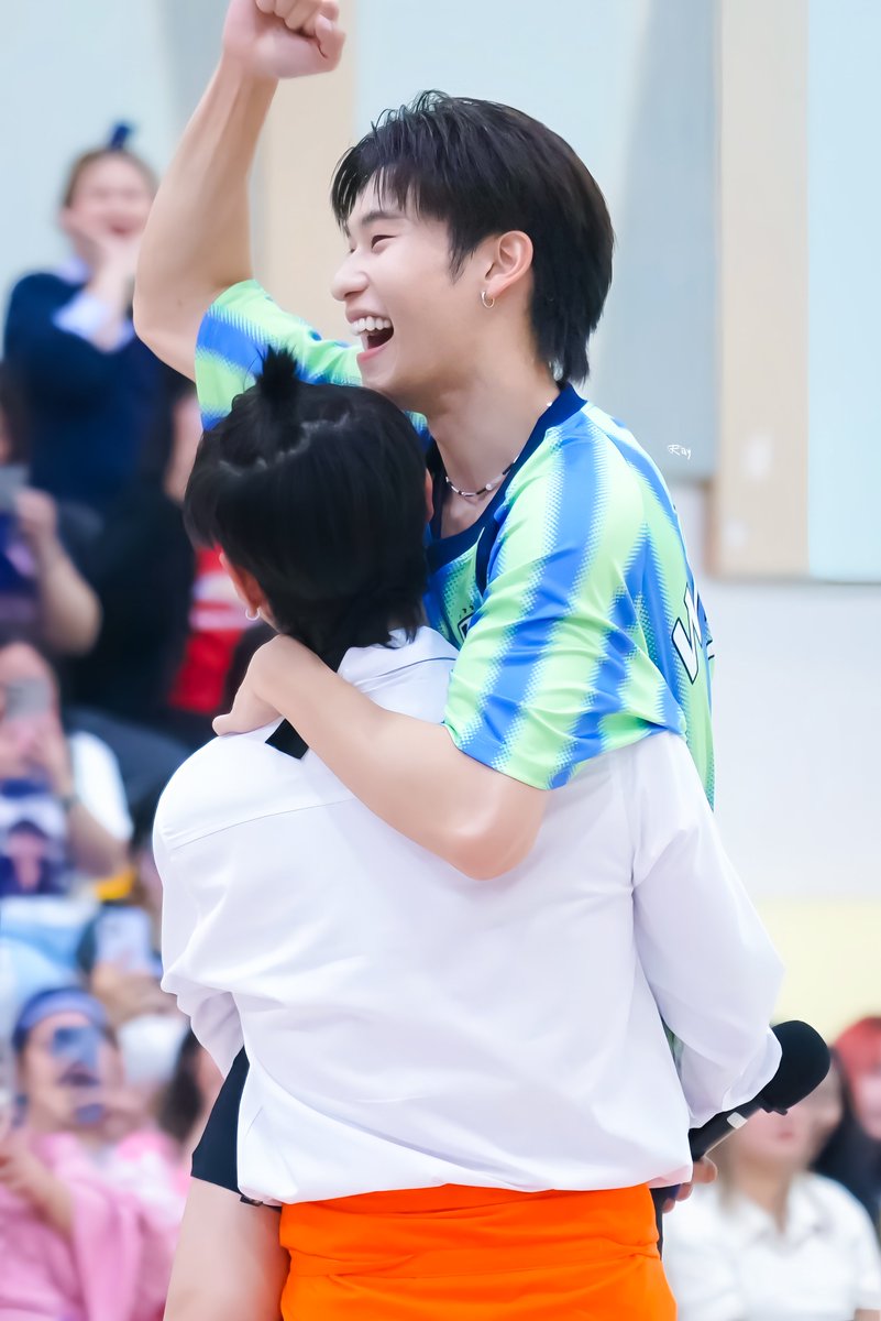RayDaSinner's tweet photo. งานกีฬาปีนี้ก็เฉลยเลยดิ ว่า พี่อู๋ ประธานรุ่น กับ พี่โต้ นักบอลคณะ เป็นแฟนกัน~

OFFROAD IN FRESHY LAND 
#OFFROADBDProject2025
#ต้าห์อู๋ออฟโรด #daouoffroad 
#raypix https://t.co/c2ruXdcLIf